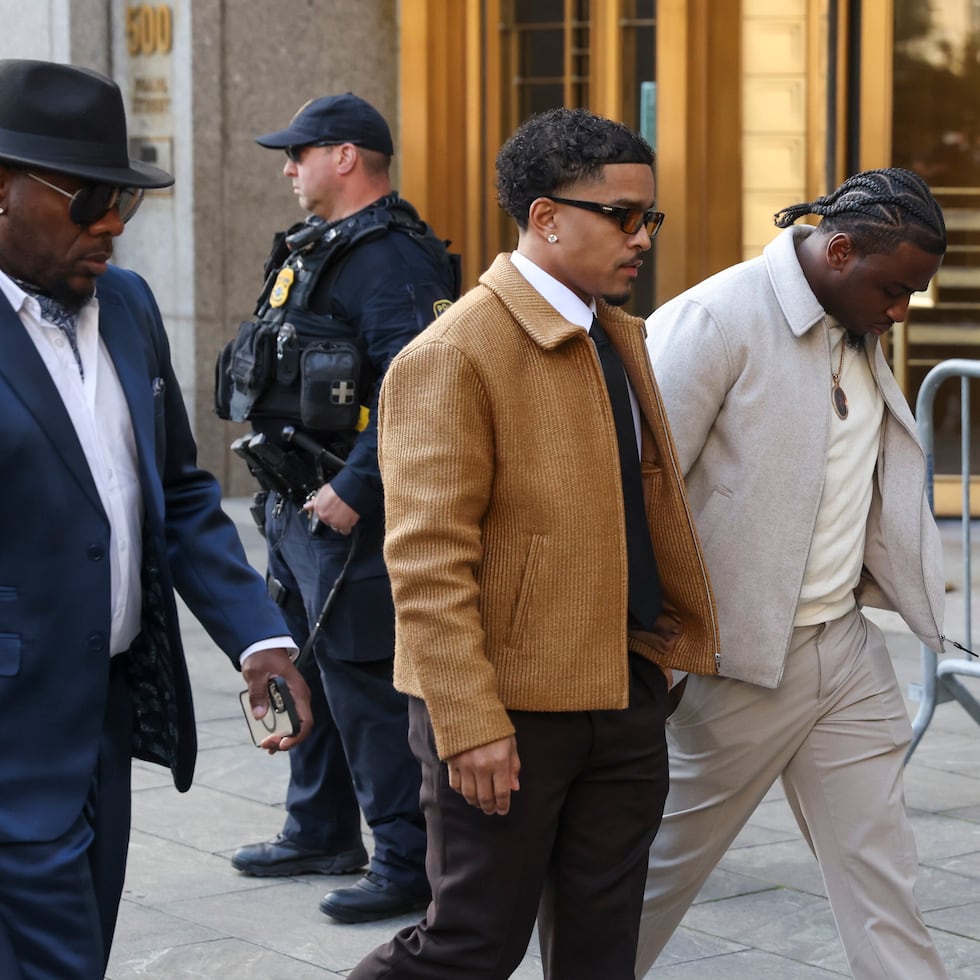 Justin Dior Combs, uno de los hijos del rapero y ejecutivo discográfico estadounidense Sean "Diddy" Combs, entra en la corte federal para la sentencia de su padre en Nueva York.