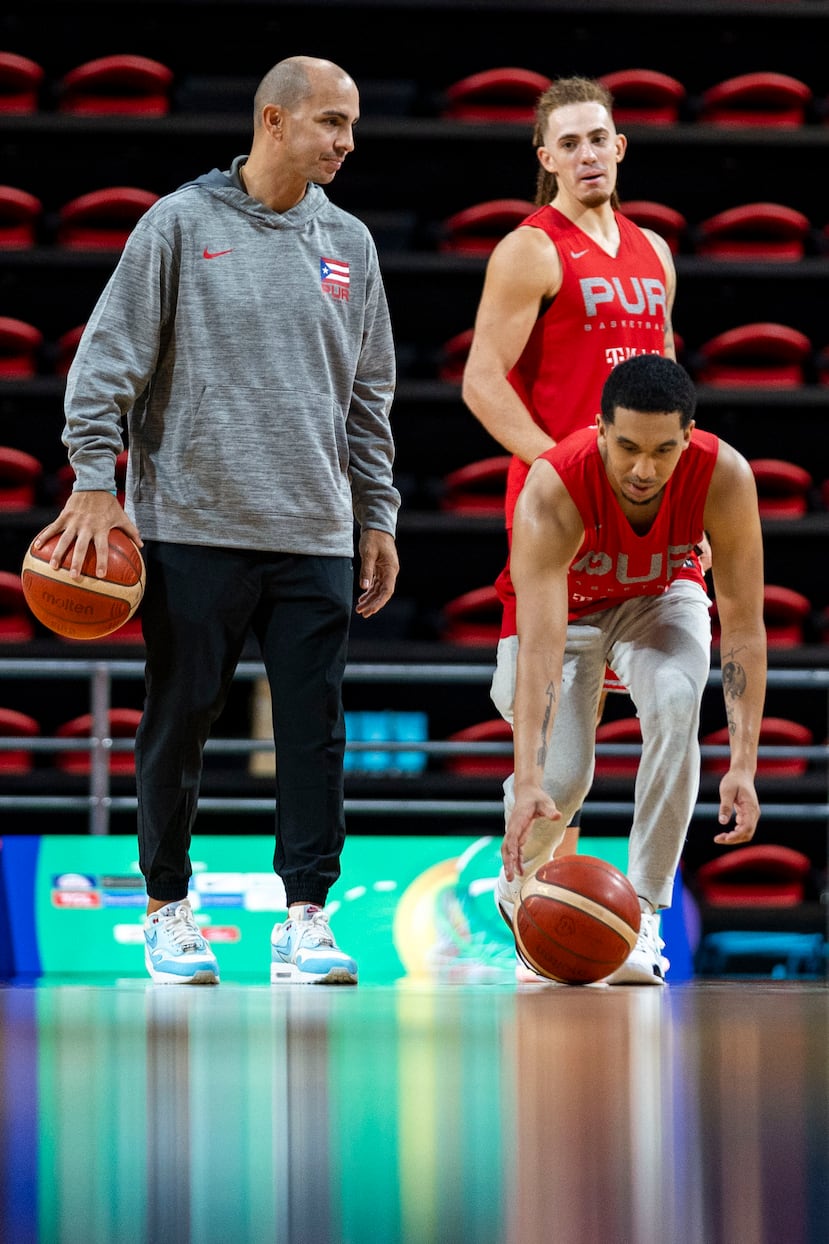 Carlos Arroyo junto a Tremont Waters e Isaiah Piñeiro en el Mundial 2023 en Filipinas.