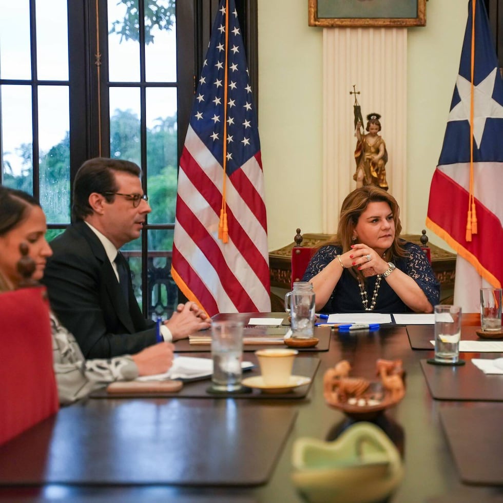 Governor Jenniffer González (center) has deplored the time the JSF, led by Robert Muijca (right), has taken evaluating the New Fortress Energy contract.