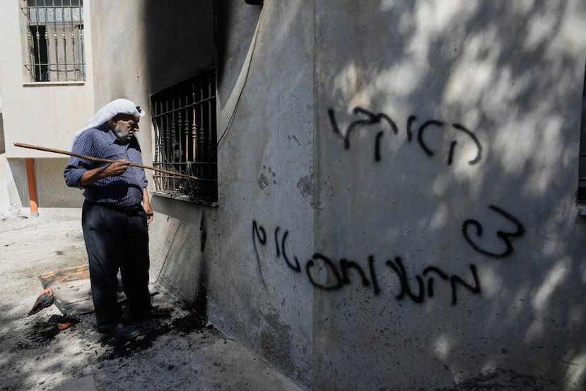 Un palestino inspecciona los daños en una mezquita que, según los residentes, fue incendiada durante un ataque de colonos israelíes, en la aldea de Bazariya, en Cisjordania, el martes 1 de septiembre de 2026. En una de sus paredes se puede leer un grafiti en hebreo que dice "Saludos de Huckabee de parte de los terroristas", en referencia al embajador de Estados Unidos en Israel, Mike Huckabee. (Foto AP/Majdi Mohammed)