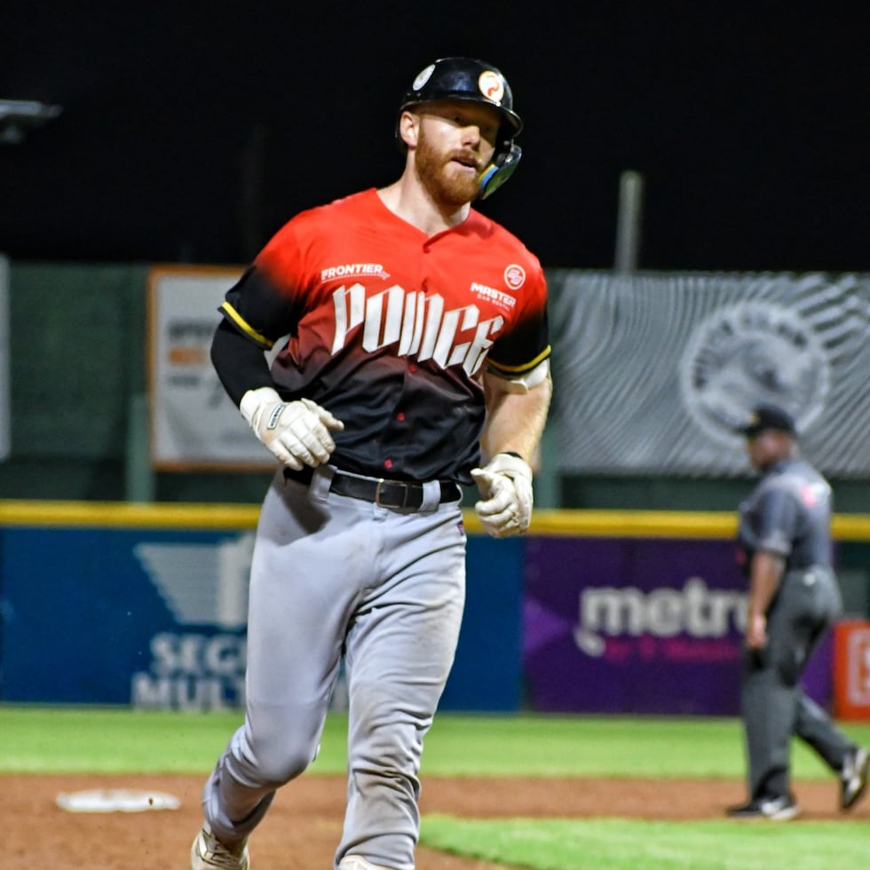 Will Simoneit corre las bases luego de pegar un cuadrangular en Caguas.