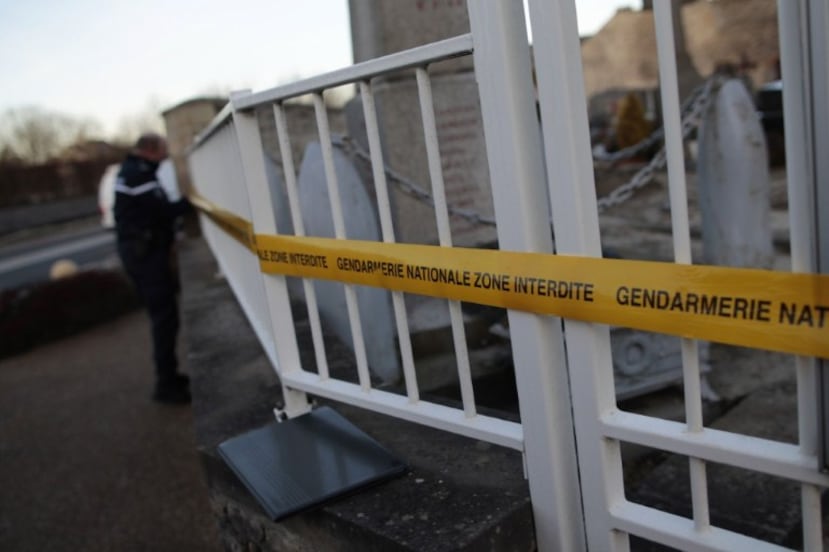 La profanación de varias decenas de tumbas ocurrió anoche.