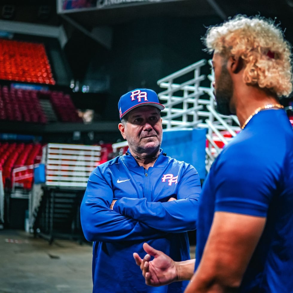 Edgar Martínez habla con el pelotero MJ Meléndez durante una práctica de bateo en el Coliseo Roberto Clemente.