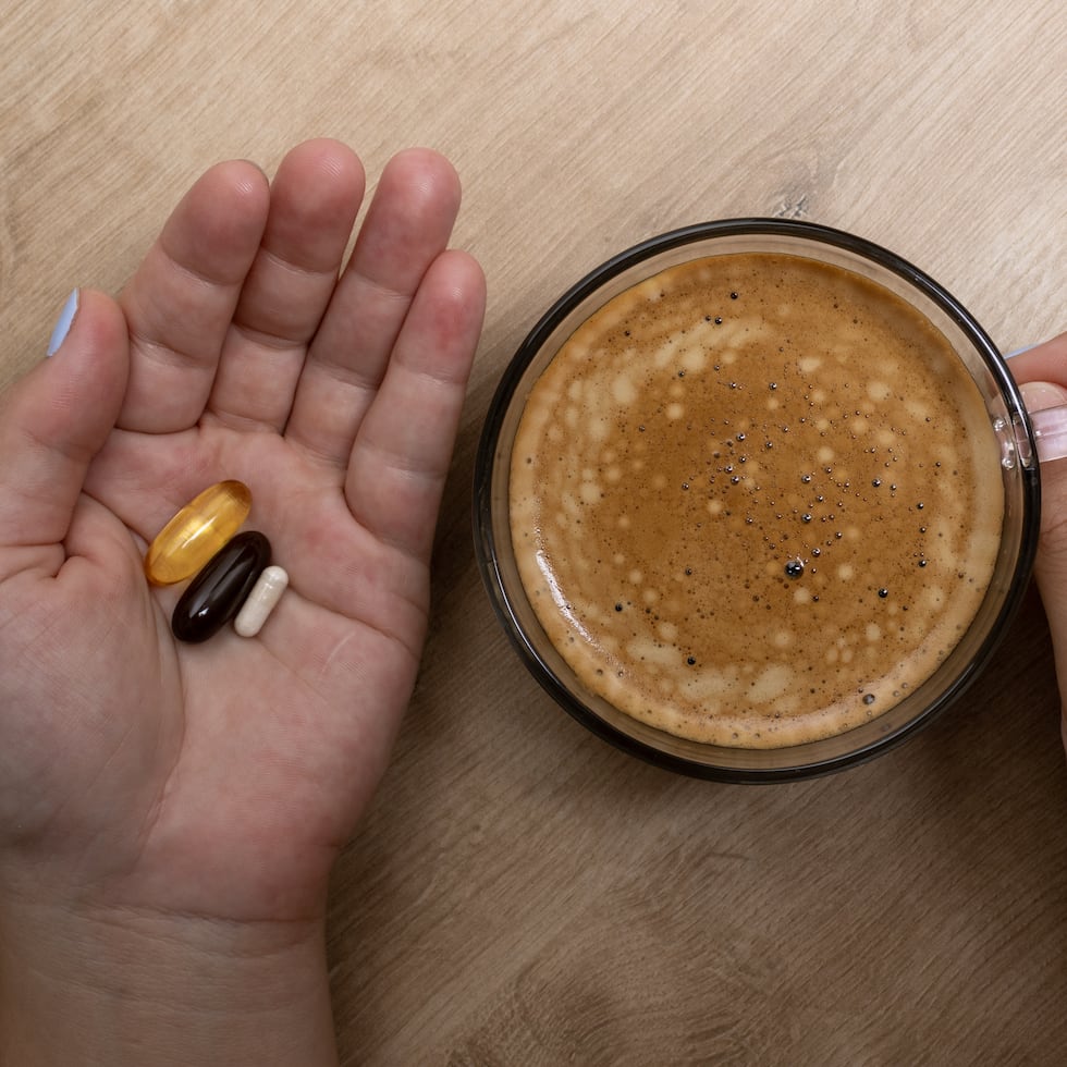 Dado que la cafeína es un estimulante, provoca un desequilibrio y disminuye el efecto de ciertos medicamentos.