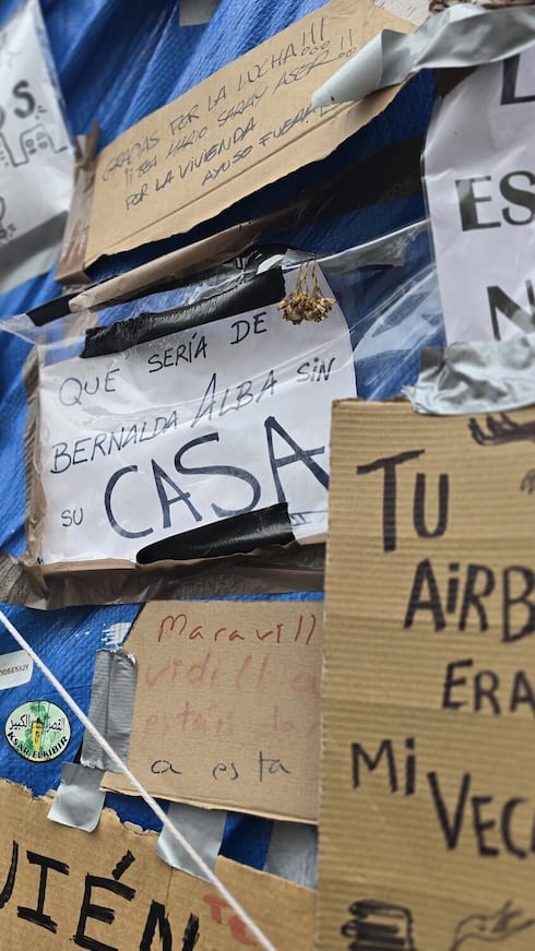 Cientos de tiendas se reparten prácticamente por toda la Puerta del Sol, al igual que por otras capitales españolas, y el ejecutivo conservador de Madrid considera que se trata de una ocupación "ilegal" del espacio público.