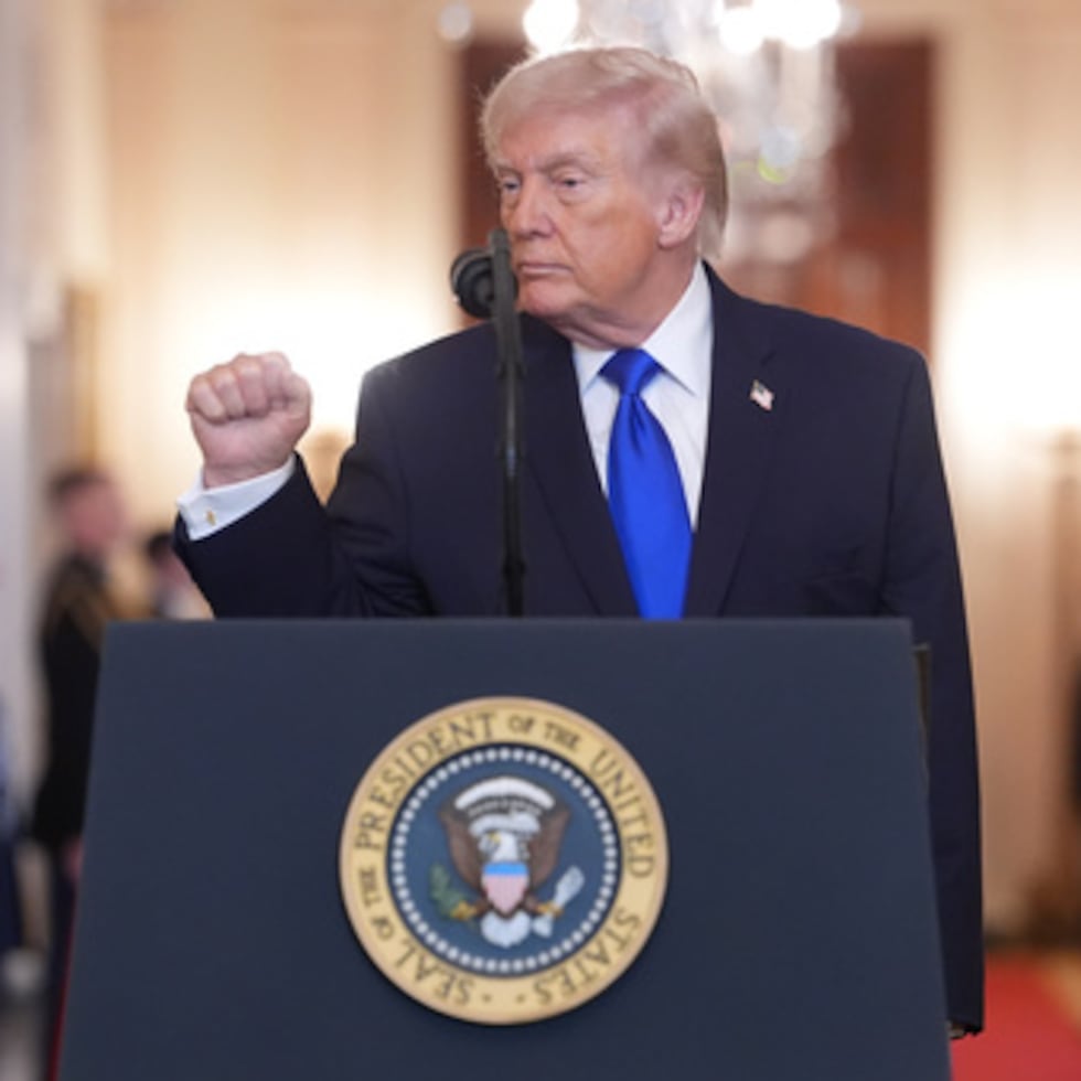 El presidente Donald Trump durante un acto para proclamar el "Día de la Familia Ángel" en la Sala Este de la Casa Blanca, el lunes 23 de febrero de 2026, en Washington. (AP Photo/Evan Vucci)