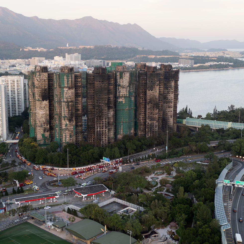 Vista aérea de los edificios quemados tras un incendio mortal que comenzó el miércoles en Wang Fuk Court, un complejo residencial en el distrito Tai Po, en los Nuevos Territorios de Hong Kong.