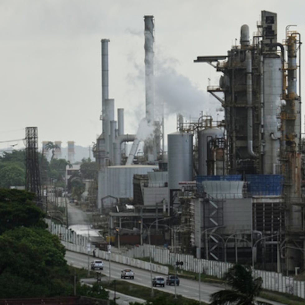 Vehículos pasan frente a la refinería El Palito en Puerto Cabello, Venezuela, el domingo, 21 de diciembre de 2025. (AP Photo/Matias Delacroix)