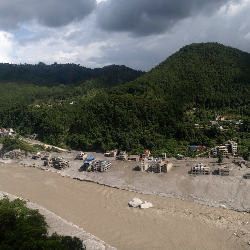 Vista aérea de una zona devastada por inundaciones repentinas y deslizamientos de lodo en la aldea Delight, en el distrito de Nuwakot, Nepal.