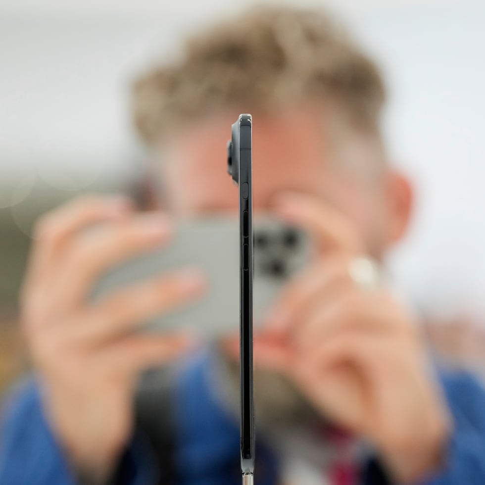 Apple presentó su próxima generación de iPhones que incluye un nuevo modelo ultradelgado y un ligero aumento de precio para uno de sus modelos de alta gama.