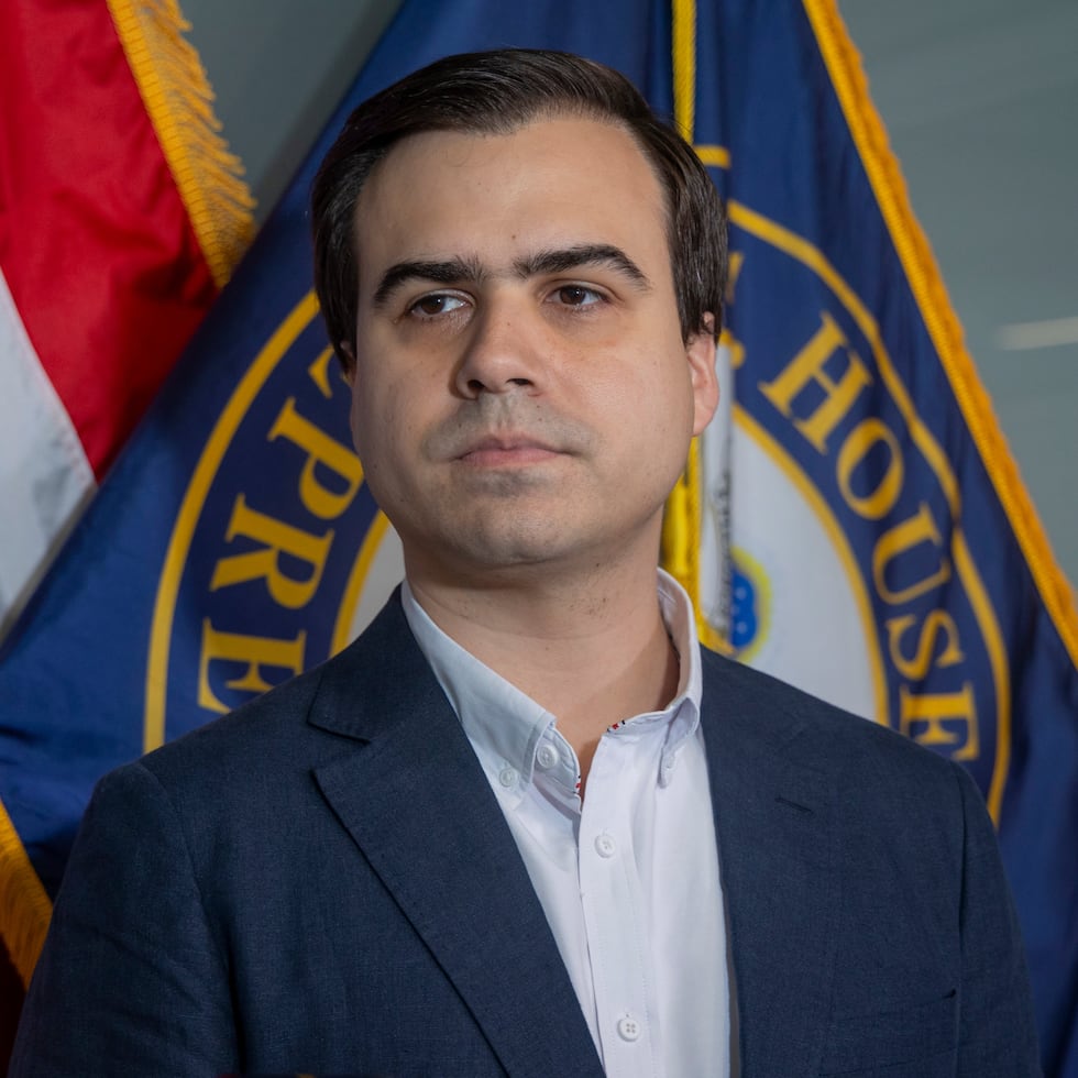 The resident commissioner in Washington, Pablo José Hernández, held a telephone and Facebook conversation on Tuesday.