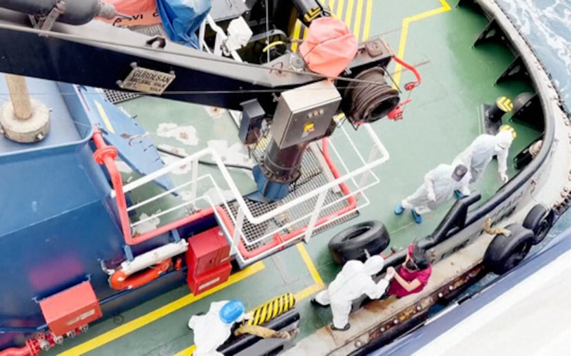 Trabajadores sanitarios bajan del MV Hondius.