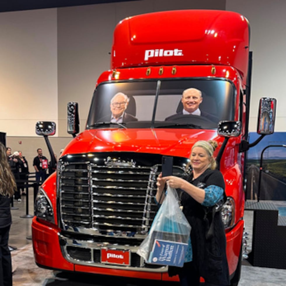 Una accionista de Berkshire Hathaway se toma una selfie delante de un camión Pilot Truck Stop con fotos de los dos principales ejecutivos de Berkshire al volante: el nuevo consejero delegado Greg Abel y el presidente Warren Buffett el viernes 1 de mayo de 2026 en Omaha, Nebraska.