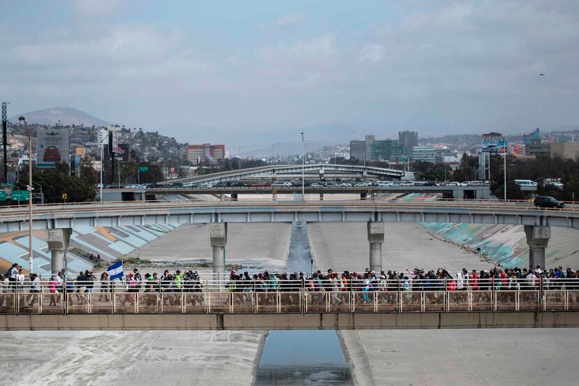 Migrantes centroamericanos que viajan en caravana caminan hacia la frontera antes de cruzarla y solicitar asilo en Estados Unidos, en Tijuana, México. (AP)