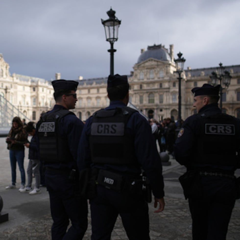 Policías patrullan el Museo Louvre en París, Francia. (Foto AP/Christophe Ena)