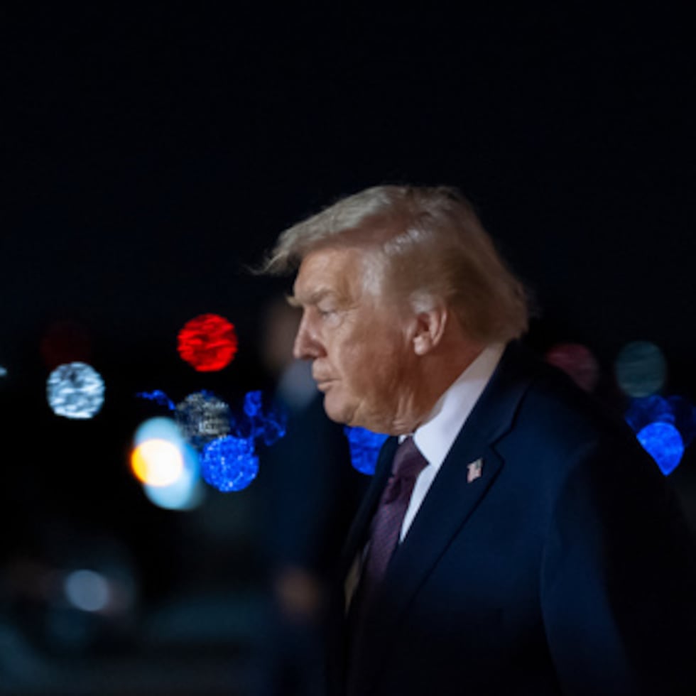 El presidente Donald Trump llega en el Air Force One al Aeropuerto Internacional de Palm Beach.