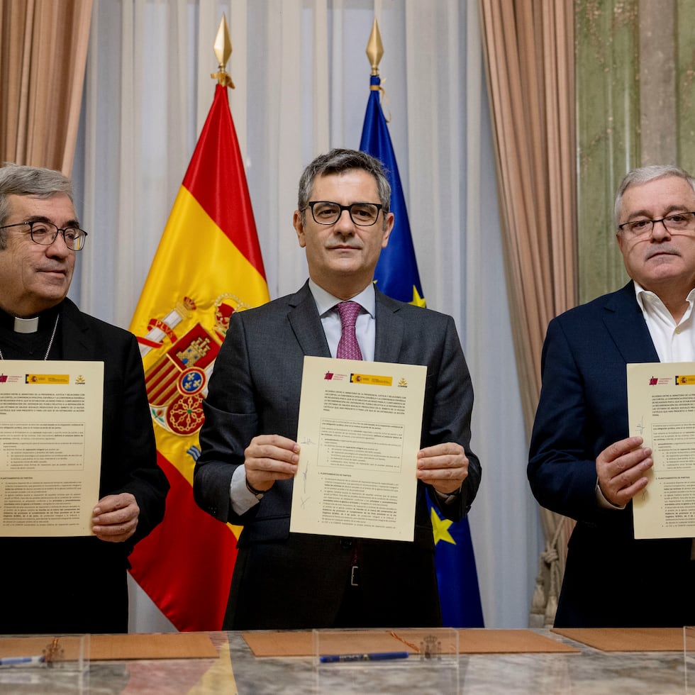 El ministro español de Justicia, Félix Bolaños (c), el presidente de la Conferencia Episcopal, Luis Argüello (i), y el presidente de la Conferencia Española de Religiosos (CONFER), Jesús Díaz Sariego (d).