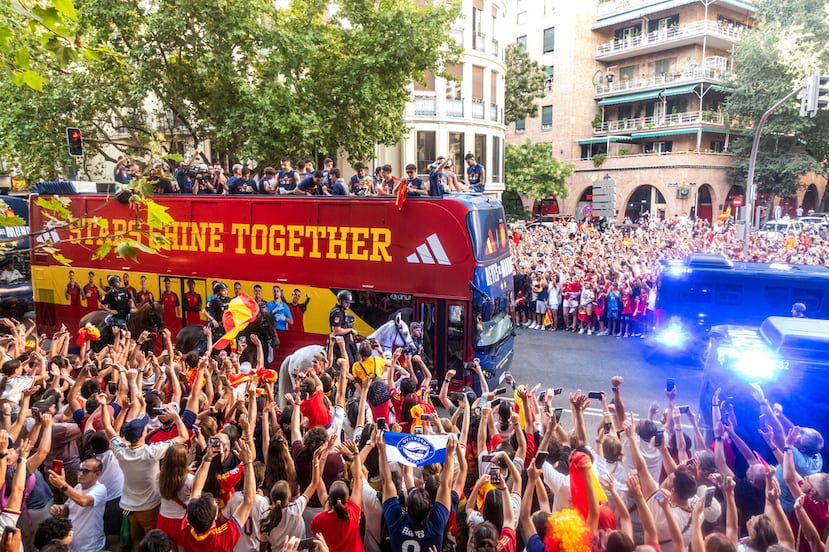 Jugadores de la selección española celebran con los fanáticos recorriendo las calles de Madrid en un camión descapotable tras ganar la Copa del Mundo.