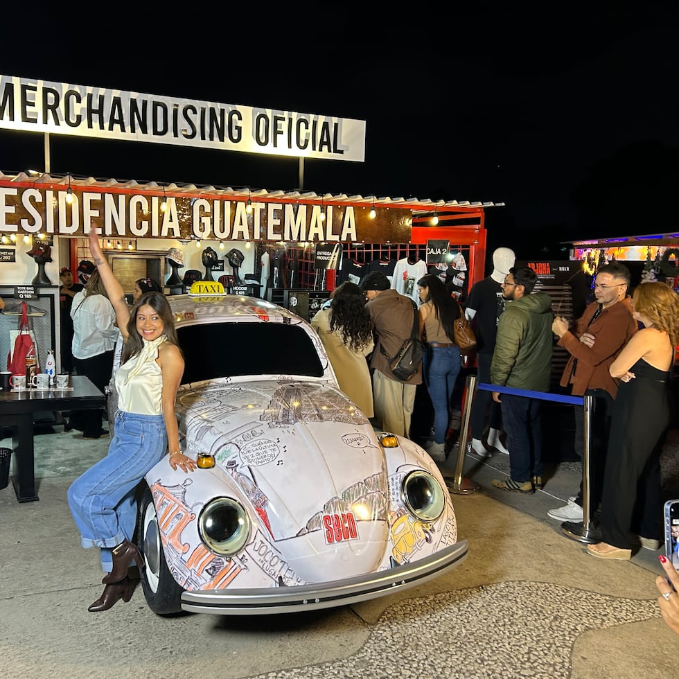 Un taxi pintado a mano con elementos de la residencia "Lo que el Seco no dijo", servía como lugar para que los fanáticos se tomaran una foto de recuerdo.