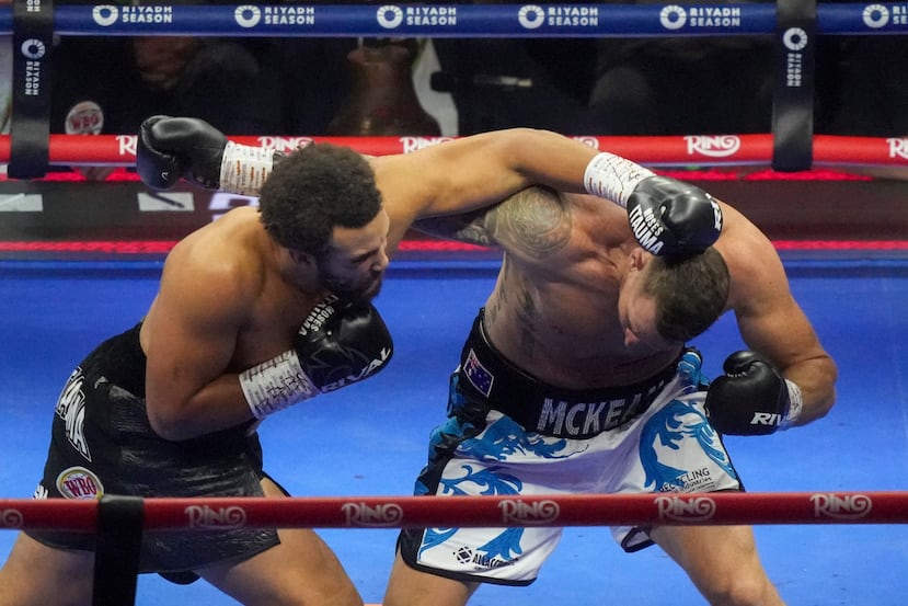 Moses Itauma conecta con un golpe a la cabeza a Demsey McKean en su combate de 2024.