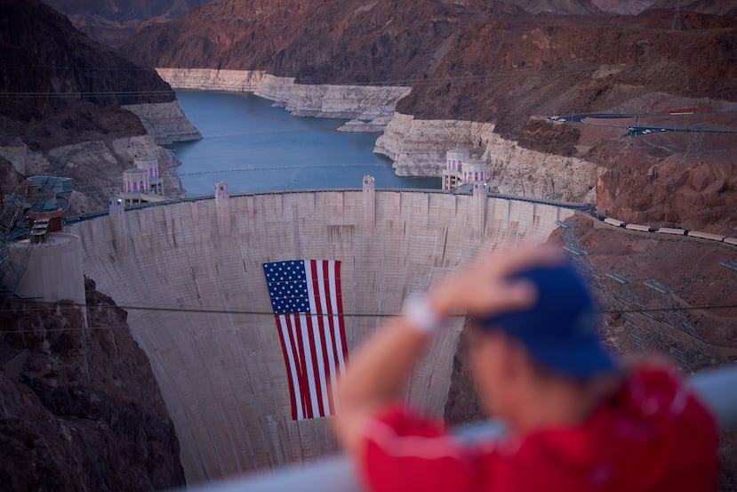 Un anillo de minerales claros en una bañera muestra el nivel máximo del agua del lago Mead cerca de la presa Hoover en el Área Recreativa Nacional del Lago Mead el martes 30 de junio de 2026, cerca de Boulder City, Nevada. (Foto AP/John Locher)