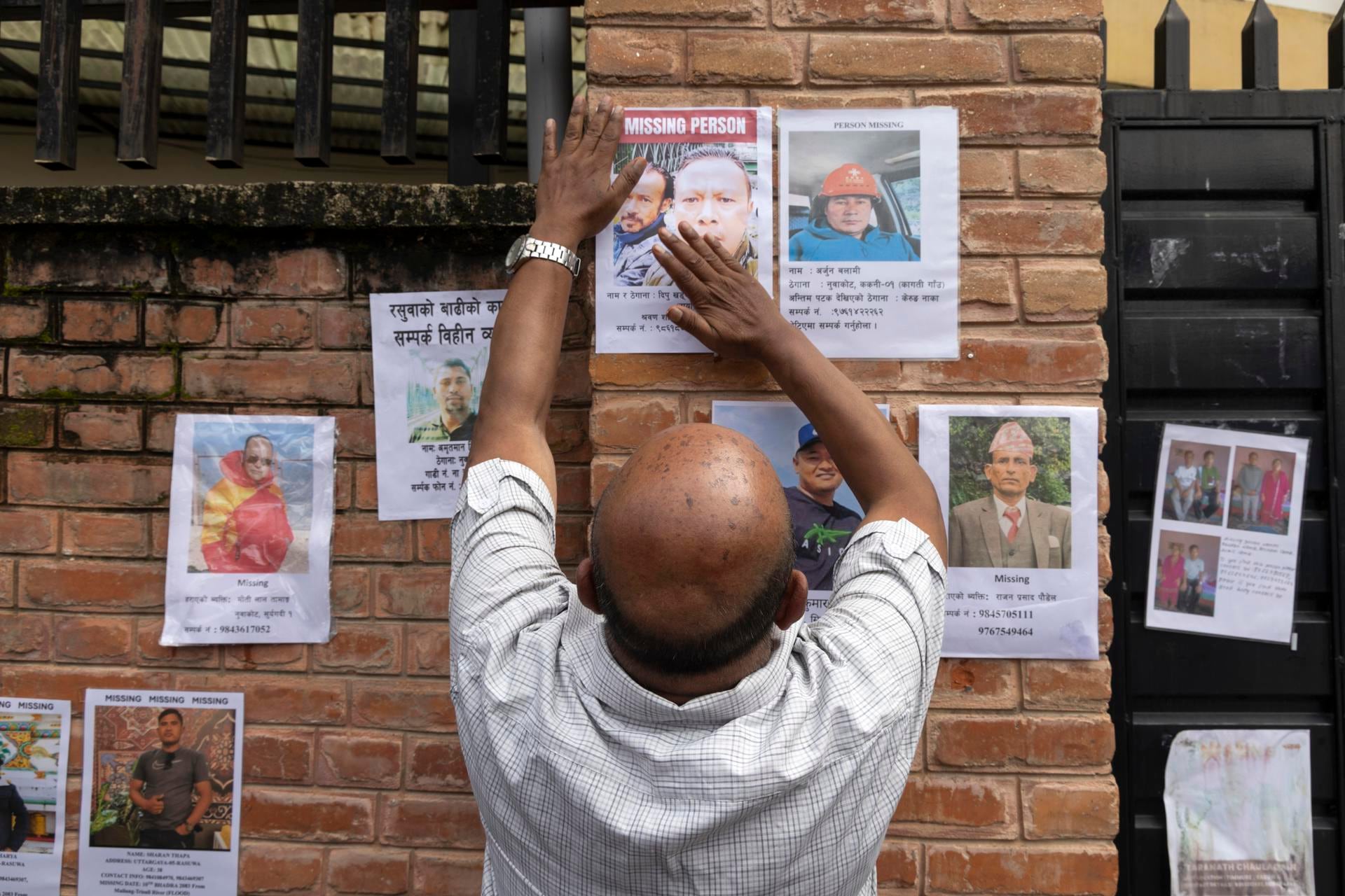 Imagen de la cobertura de: Cientos de cuerpos siguen a la espera de ser reconocidos en Nepal