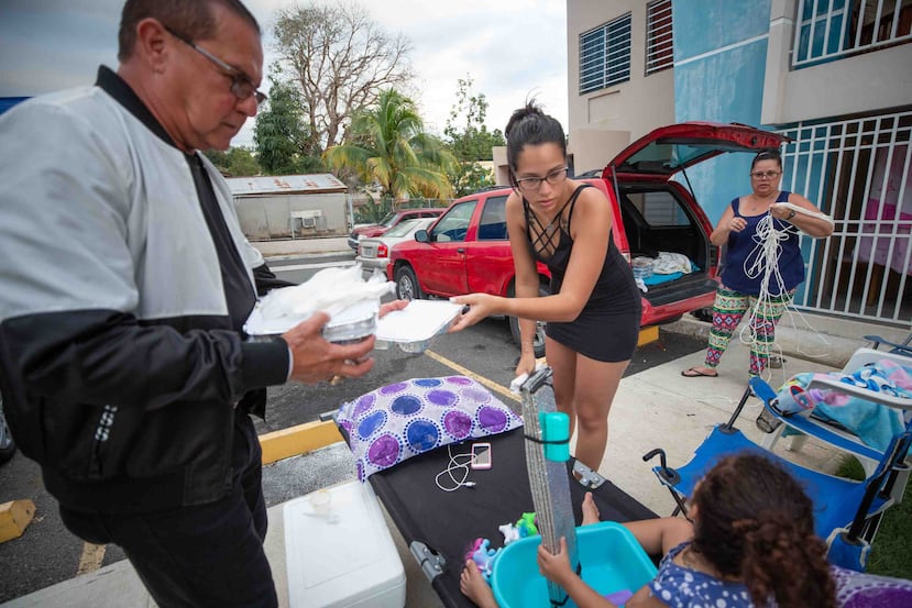 Además de Educación, organizaciones sin fines de lucro y municipios se han encargado de distribuir alimentos a los damnificados por los terremotos de los pasados días. (GFR Media / Jorge A. Ramírez Portela)