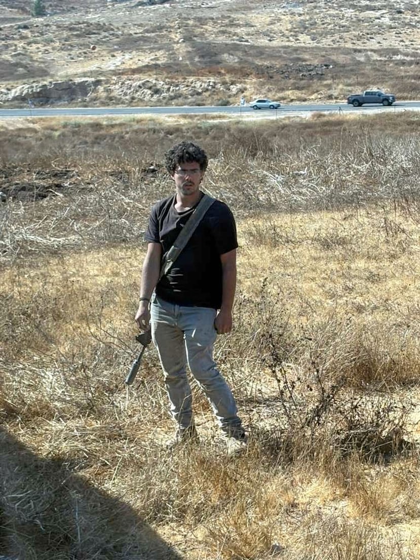En esta fotografía proporcionada por Cameron Kasky, un hombre armado bloquea la carretera, deteniendo los vehículos que transportan al representante estadounidense Ro Khanna, demócrata por California, y su delegación cerca de la aldea de Khirbet Zanuta, en Cisjordania, el miércoles 8 de julio de 2026. (Cameron Kasky vía AP)