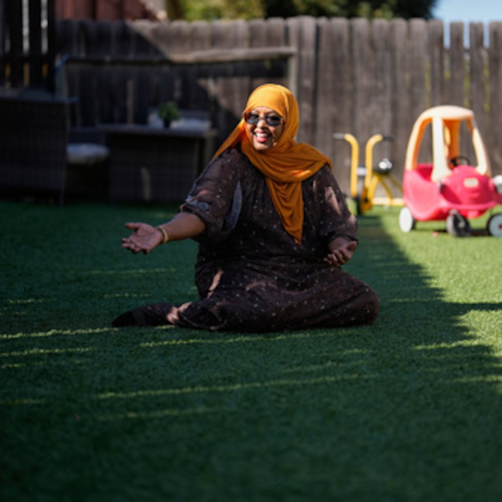 Samsam Khalif juega con niños en su guardería, en San Diego.