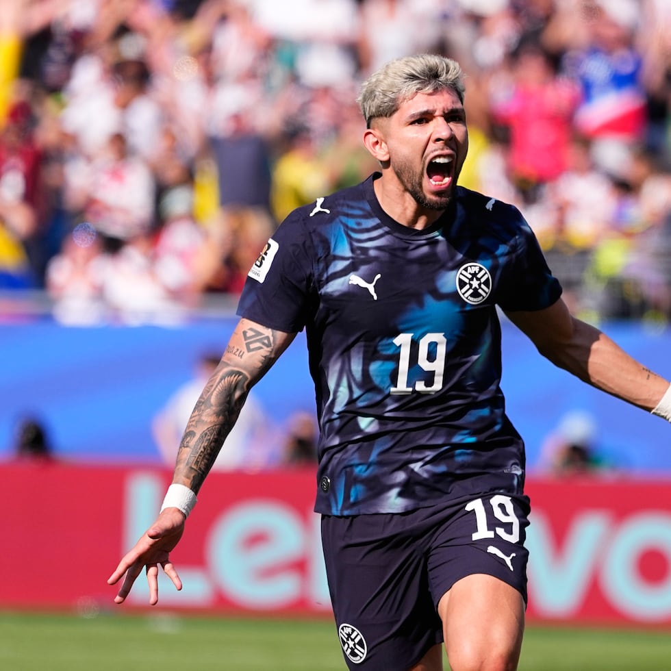 Julio Enciso celebra tras anotar un gol para Paraguay en el partido contra Alemania.
