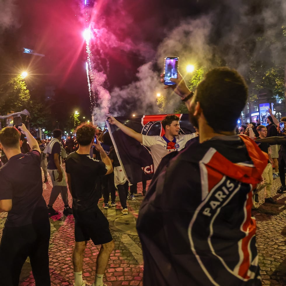 No es la primera vez que se lanzan fuegos artificiales de manera ilegal en las proximidades de la Torre Eiffel, el 12 de diciembre y el 7 de noviembre de este año hubo hechos similares.