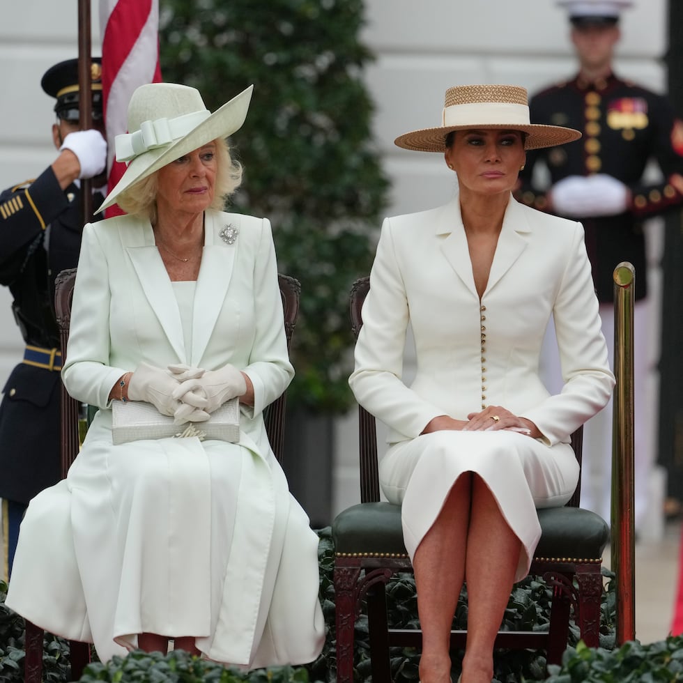 La reina Camila elevó su atuendo al complementarlo con el broche Cullinan V, una pieza histórica de la colección real británica con diamante en forma de corazón
