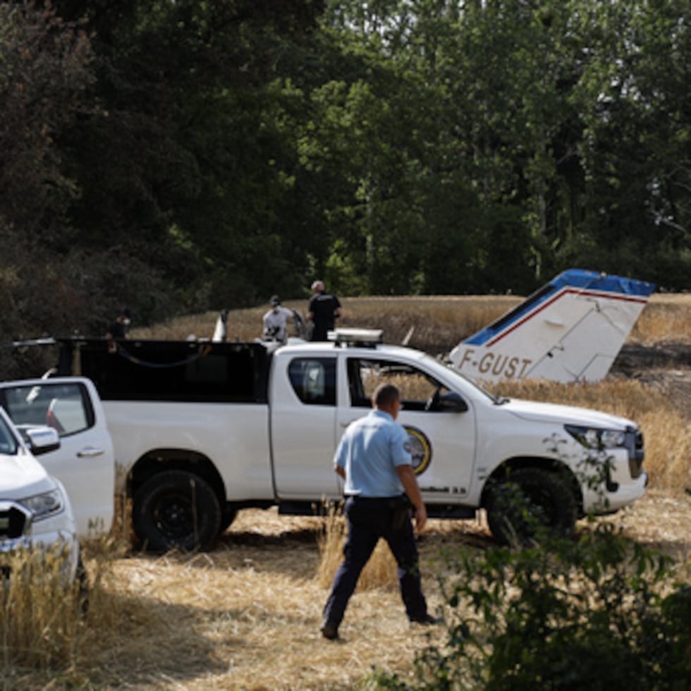 Los técnicos forenses examinan los restos del Cessna 421 pilotado por Claude Guillemot, cofundador de Ubisoft, quien falleció cuando la aeronave se estrelló al aproximarse al aeródromo de La Baule-Escoublac.