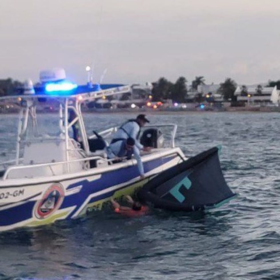 Un hombre que practicaba el deporte del “Sky Surf” frente a la costa del Condado y no pudo regresar por sus propios medios a tierra firme, fue rescatado a salvo por personal de la Unida Marítima de la Oficina Municipal de Manejo de Emergencias (OMME) de San Juan en la tarde de este viernes