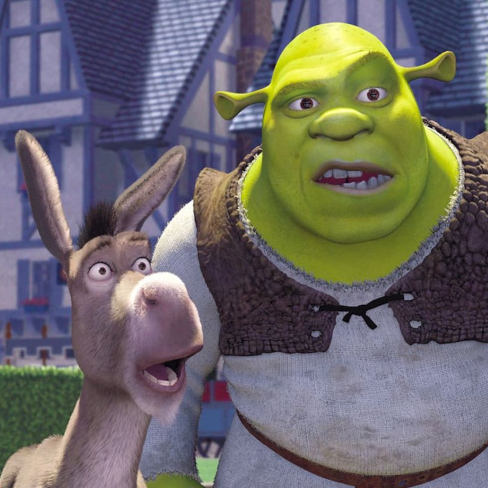 Shrek (2001). La primera película en obtener el Oscar en la categoría de "Mejor Filme Animado", Shrek cuenta la historia sobre cómo un ogro busca retomar su terreno solitario que fue invadido por diversos personajes de cuentos de hada que fueron desterrados de Duloc, el reino del malvado lord Farquaad. Dicha aventura lleva al protagonista a conocer a un burro hablador y una princesa rebelde con un "secreto oscuro", Fiona. Disponible en Hulu.