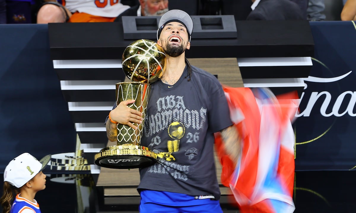 José Alvarado se corona campeón de la NBA con los Knicks y ondea la bandera de Puerto Rico
