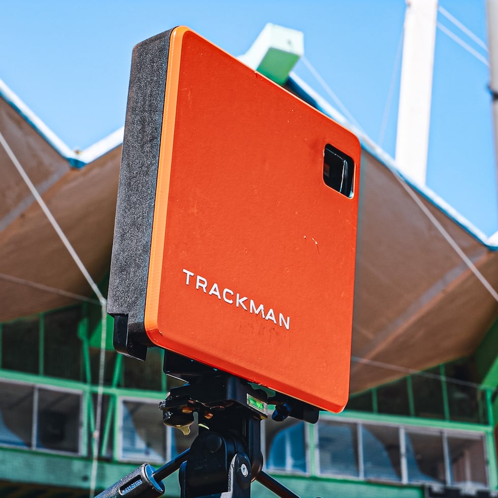 El “TrackMan” mide en tiempo real docenas de variables: velocidad, rotación, movimiento vertical y horizontal, ángulo de salida, punto de liberación de la bola y más.