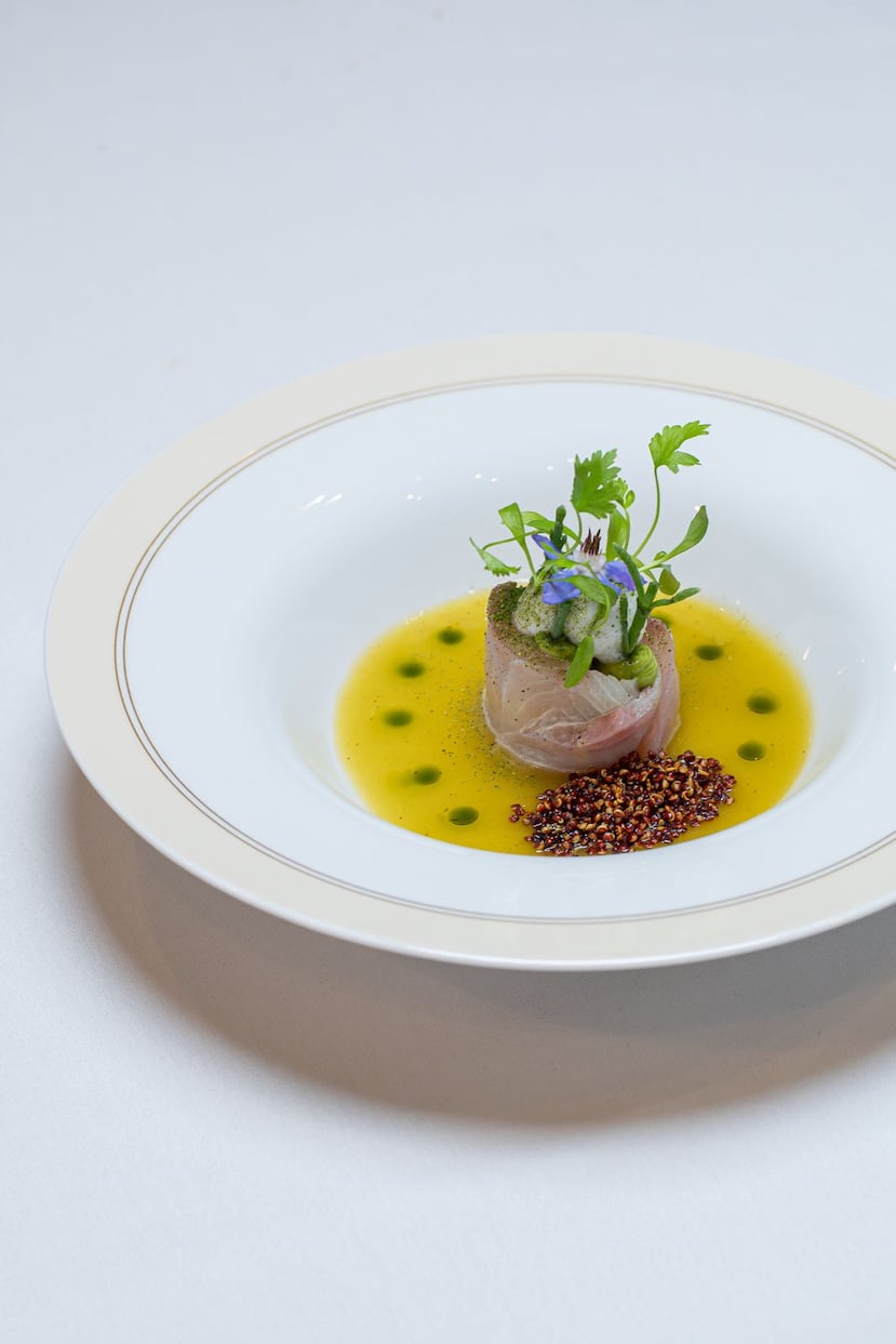 En el restaurante Elcielo, del chef Juan Manuel Barrientos, el menú de degustación, que puede incluir alrededor de 15 cursos, se complementa con rituales sensoriales que hacen de la experiencia algo único.