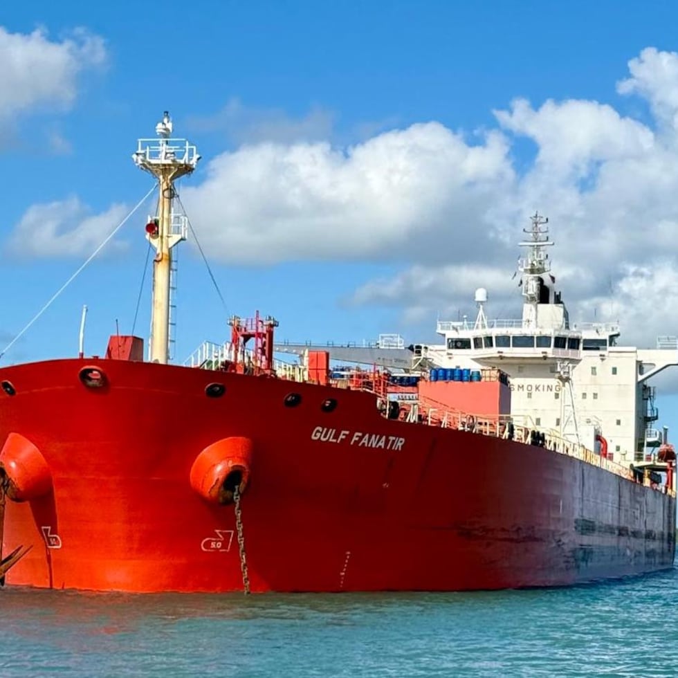 El tanquero Gulf Fanatir, de bandera panameña y aproximadamente 600 pies de eslora, transportaba cerca de 330,000 barriles de combustible, equivalentes a más de 13 millones de galones de un producto altamente inflamable.