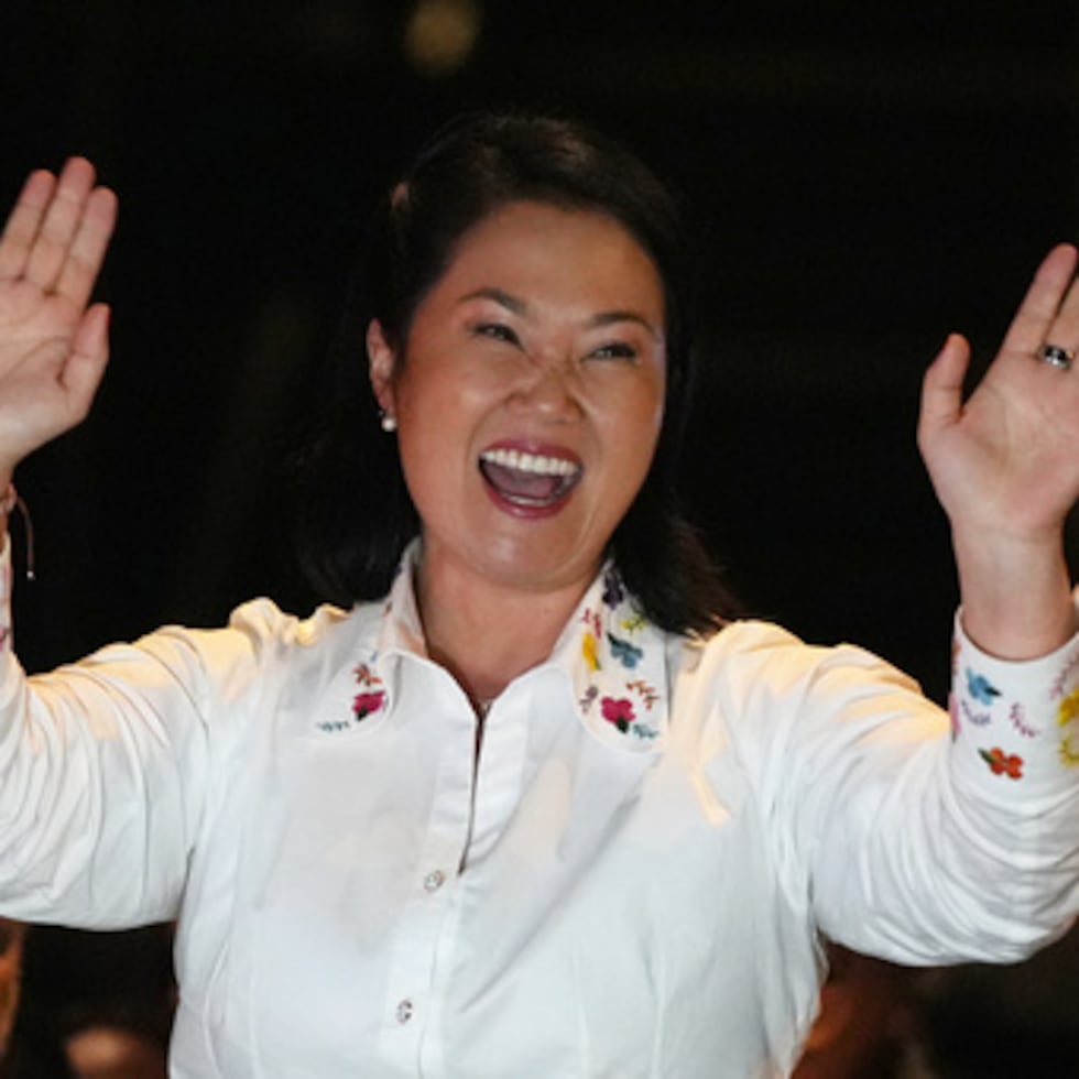 La candidata presidencial Keiko Fujimori, del partido Fuerza Popular, saluda tras el cierre de las urnas después de la segunda vuelta de las elecciones presidenciales en Lima.