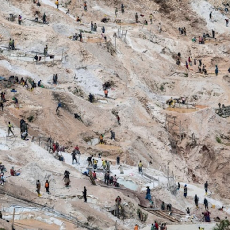Mineros trabajan en la cantera de coltán D4 Gakombe en Rubaya, República Democrática del Congo.