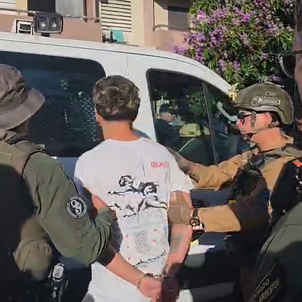 En total, esta mañana arrestaron a cinco personas en un operativo en el residencial Virgilio Dávila.