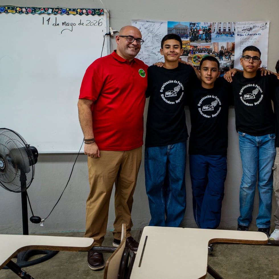 A la izquierda, el maestro de Historia Edgardo Alvarado Grau junto a varios estudiantes que forman parte de la Organización Futuros Historiadores Deportivos.