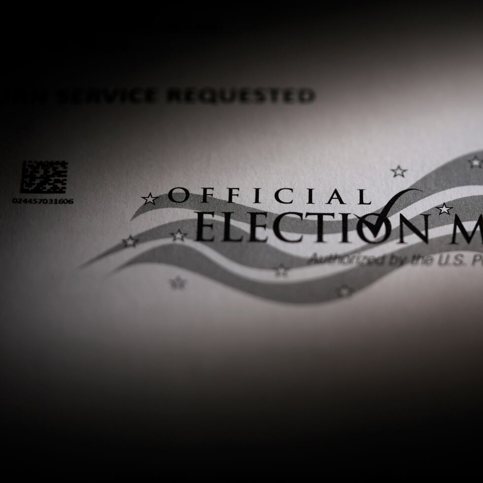 Un video en el que supuestamente se destruían boletas postales con votos para Trump en un condado en los suburbios de Filadelfia se difundió rápidamente en redes sociales el jueves por la tarde.