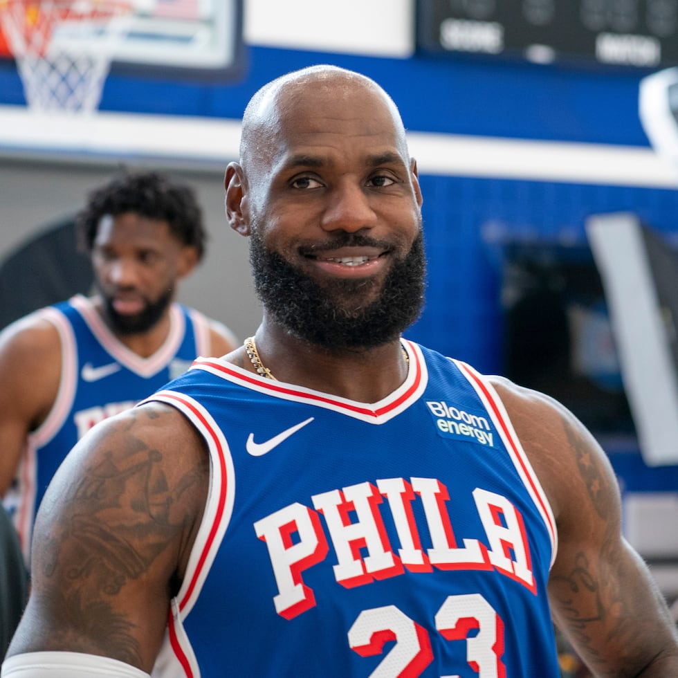 LeBron James de los 76ers de Filadelfia durante el día de medios del equipo, el lunes 28 de septiembre de 2026, en Camden, Nueva Jersey. (AP Foto/Chris Szagola)