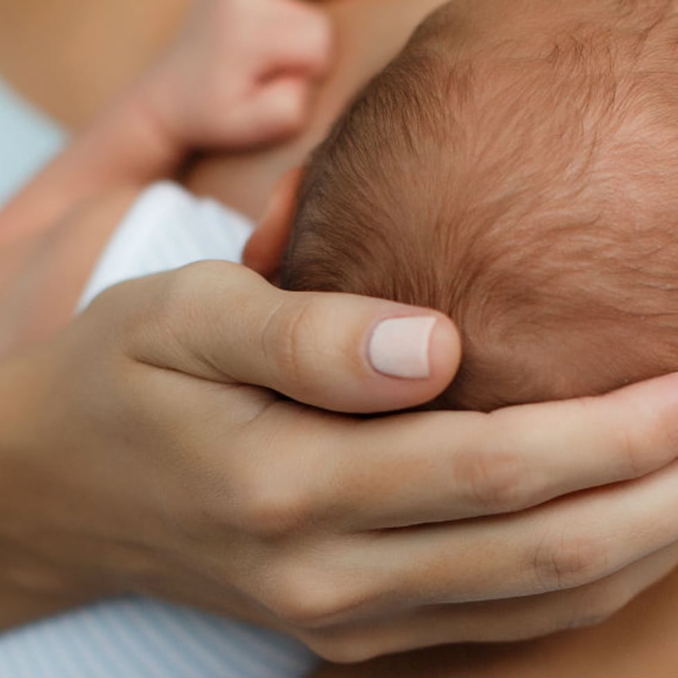 La medida propone otorgar capacidad legal a los padres y madres menores de edad para que puedan actuar en representación de sus hijos sin necesidad de un tutor o de haber cumplido los 21 años. (Shutterstock)