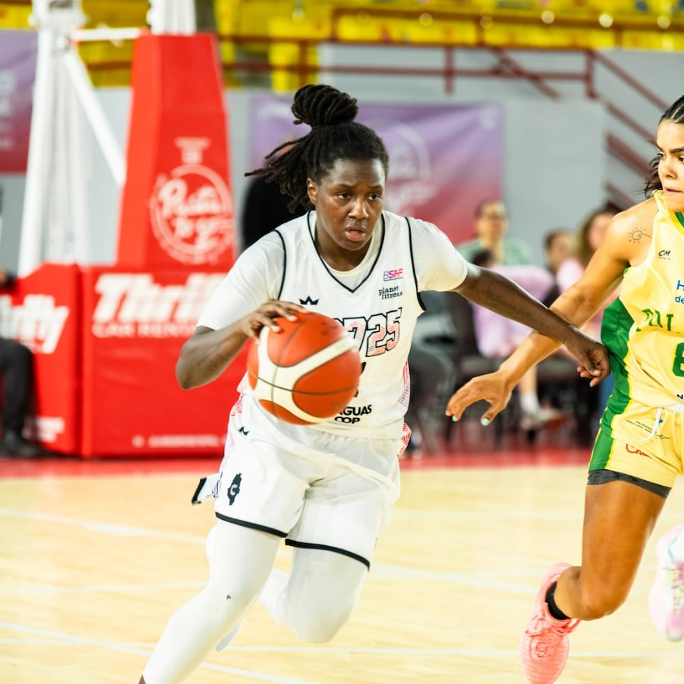 Amanda Paschal (balón en mano), de las Criollas de Caguas, aportó 14 puntos para la victoria ante las Pollitas de Isabela.