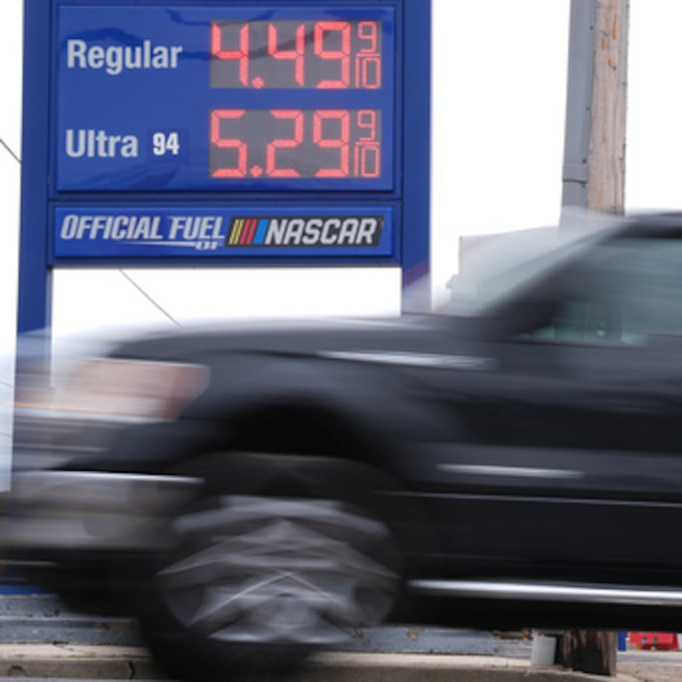 Un vehículo pasa junto a un tablón de precios de la gasolina en una gasolinera de Filadelfia.