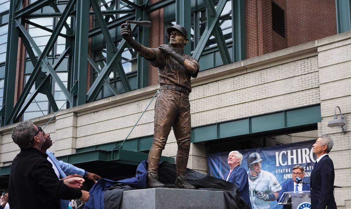 “¿Fue Mariano?”: estatua de Ichiro Suzuki termina con el bate doblado en Seattle