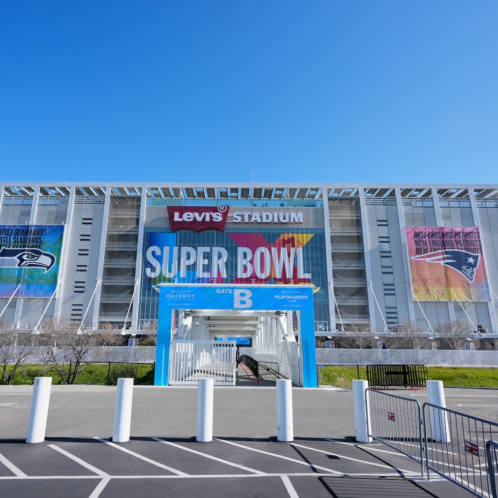 Una vista parcial desde el exterior deel Levi's Stadium muestra los emblemas de los dos rivales del Super Bowl de este domingo, los Seahawks de Seattle y los Patriots de New England.